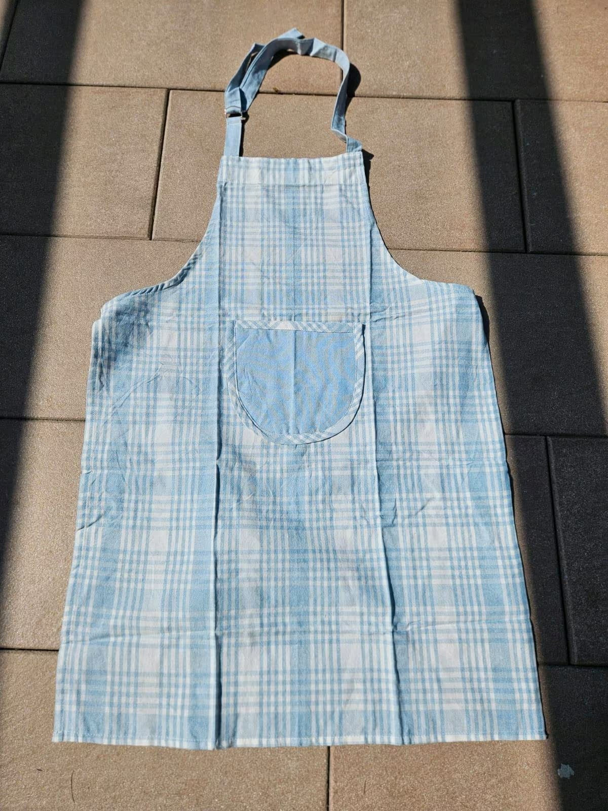 schöne Schürze Küchenschürze hellblau-weiß kariert Küche Kochen Backen